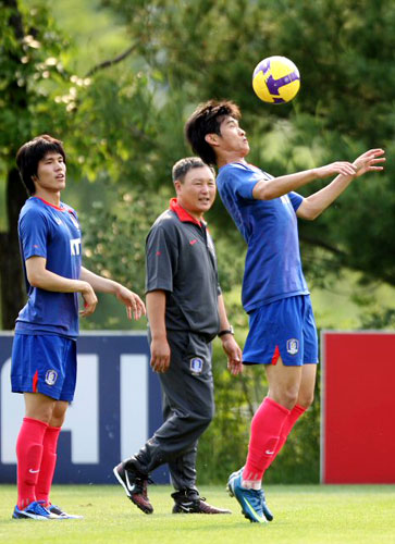 다음 달 7일 아랍에미레이트연합(UAE)과의 원정경기를 앞두고 28일 오후 파주NFC에서 열린 대표팀 훈련에서 허정무 감독이 연습 중인 양동현을 보고 있다. 