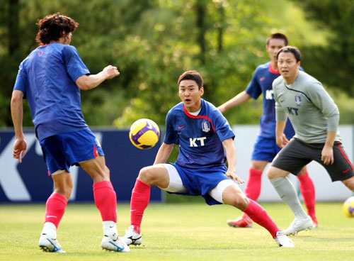 다음 달 7일 아랍에미레이트연합(UAE)과의 원정경기를 앞두고 28일 오후 파주NFC에서 열린 대표팀 훈련에서 이정수가 볼다툼을 하고 있다. 