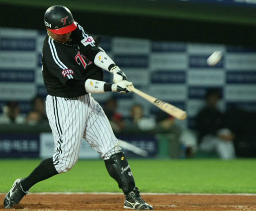 28일 부산 사직야구장에서 열린 2009 프로야구 롯데 자이언츠-LG 트윈스 경기,  LG 조인성이 4회초 1사 1루 상황에서 롯데 선발 투수 김일엽을 상대로 2점 홈런을 성공시키고 있다. 