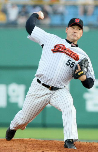 28일 부산 사직야구장에서 열린 2009 프로야구 롯데 자이언츠-LG 트윈스 경기, 롯데 선발 투수 김일엽이 역투하고 있다. 김일엽은 이날 5.1이닝을 던지고 강판 당했다. 