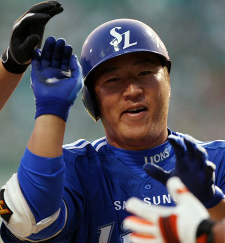28일 청주야구장에서 열린 2009 프로야구 한화 이글스-삼성 라이온즈 경기, 최형우가 3회초 1점 홈런을 친 후 팀 동료들의 축하를 받고 있다. 