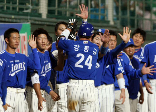28일 청주야구장에서 열린 2009 프로야구 한화 이글스-삼성 라이온즈 경기, 삼성 강봉규가 만루 홈런을 친 후 팀 동료들과 함께 기뻐하고 있다. 