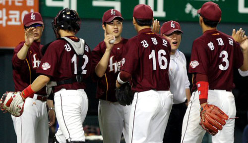 28일 저녁 잠실 야구장에서 열린 프로야구 히어로즈-두산 경기. 두산을 4:0으로 물리친 히어로즈 선수들이 승리투수 장원삼 등과 하이파이브를 하고 있다. 