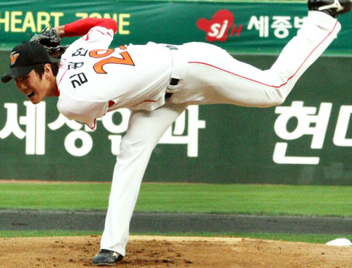28일 인천 문학구장에서 열린 프로야구 SK 와이번스-KIA 타이거즈의 경기. SK 선발 김광현이 힘차게 공을 던지고 있다. 