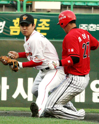 28일 인천 문학구장에서 열린 프로야구 SK 와이번스-KIA 타이거즈의 경기. 2회초 무사 1루에서 KIA 김원섭의 번트때 1루 주자 김상현이 2루에서 포스 아웃되고 있다. SK 유격수는 나주환. 