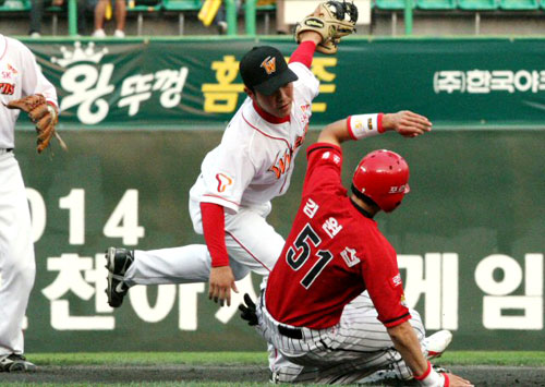 28일 인천 문학구장에서 열린 프로야구 SK 와이번스-KIA 타이거즈의 경기. 2회초 1사 1루에서 KIA 김원섭이 2루 도루에 실패하고 있다. SK 2루수는 정근우. 