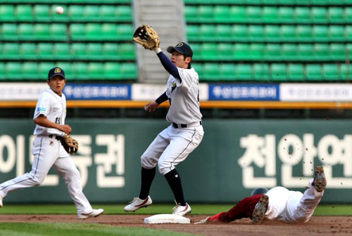 28일 저녁 잠실 야구장에서 열린 프로야구 히어로즈-두산 경기. 1회초 무사 1루 히어로즈 황재균이 클락 타석때 2루로 도루, 세이프 되고 있다. 