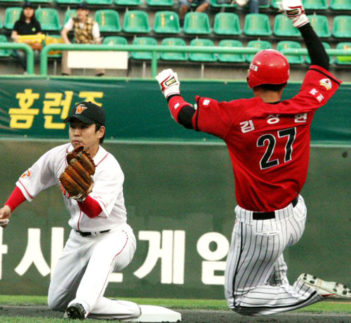 28일 인천 문학구장에서 열린 프로야구 SK 와이번스-KIA 타이거즈의 경기. 4회말 1사 1루에서 SK 박정권이 2루 도루에 성공하고 있다. KIA 2루수는 안치홍. 