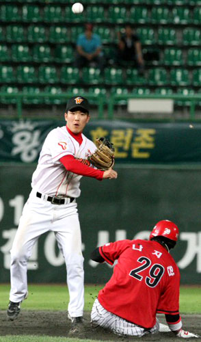28일 인천 문학구장에서 열린 프로야구 SK 와이번스-KIA 타이거즈의 경기. 9회말 1사 1루에서 KIA 차일목의 내야 땅볼을 SK 2루수 정근우가 병살로 연결시키고 있다. 