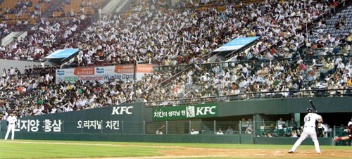 프로야구가 13년 만에 최소 경기 200만 관중 돌파를 눈앞에 두고 있는 가운데 28일 잠실야구장에서 두산 베어스와 히어로즈의 경기가 진행되고 있다 . 