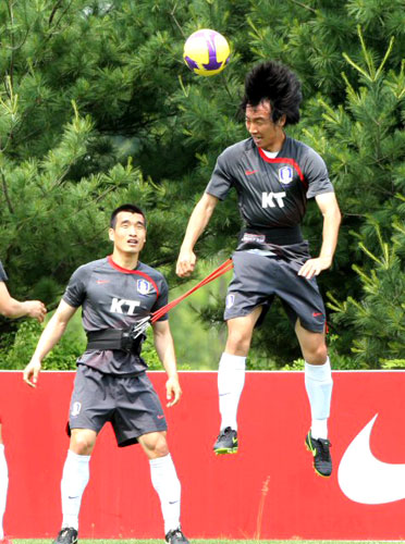 2010 남아프리카공화국 월드컵 아시아지역 최종예선 6차전을 앞두고 29일 오전 경기도 파주 NFC(대표팀 트레이닝센터)에서 열린 훈련에서 배기종이 탄력밴드를 허리에 차고 근력운동을 하고 있다. 