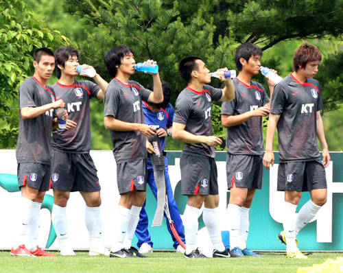 2010 남아프리카공화국 월드컵 아시아지역 최종예선 6차전을 앞두고 29일 오전 경기도 파주 NFC(대표팀 트레이닝센터)에서 열린 훈련에서 허정무 감독이 볼을 피하고 있다. 