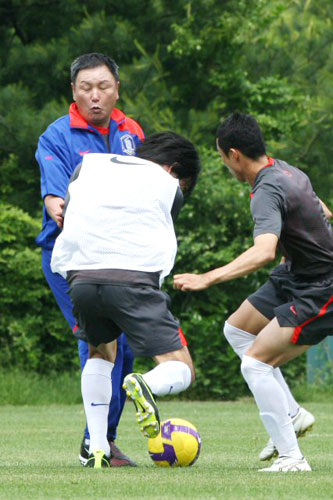 2010 남아프리카공화국 월드컵 아시아지역 최종예선 6차전을 앞두고 29일 오전 경기도 파주 NFC(대표팀 트레이닝센터)에서 열린 훈련에서 허정무 감독이 볼을 피하고 있다. 
