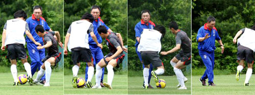 2010 남아프리카공화국 월드컵 아시아지역 최종예선 6차전을 앞두고 29일 오전 경기도 파주 NFC(대표팀 트레이닝센터)에서 열린 훈련에서 이영표와 이근호가 볼다툼을 벌이고 있다. 