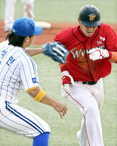   29일 대구구장에서 열린 2009 프로야구 삼성 라이온즈-SK 와이번스 경기,  SK 김강민(오른쪽)이 도루를 노리다 삼성 포수 현재윤의 견제구에 걸려 1루로 돌아오다 박석민에게 태그아웃 당하고 있다. 