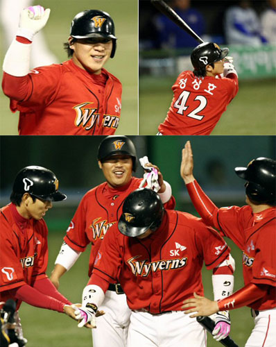   29일 대구구장에서 열린 2009 프로야구 삼성 라이온즈-SK 와이번스 경기, SK 정상호가 7회초 2사 만루 상황에서 삼성 투수 권혁을 상대로 역전 홈런을 친 후 선행주자들의 축하를 받고 있다. 