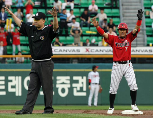 29일 서울 잠실야구장에서 열린 2009 프로야구 LG 트윈스-KIA 타이거즈 경기,  KIA 이종범이 3회초 1사 1, 2루 상황에서 2타점 2루타를 성공시킨 후 환호하고 있다. 