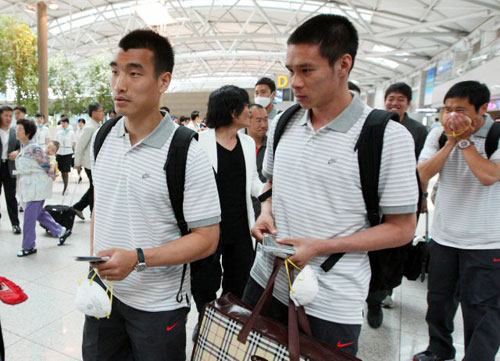 축구대표팀 선수들이 아랍에미리트(UAE)와 2010 남아프리카공화국 월드컵 최종예선 원정경기를 앞두고 30일 오후 인천국제공항을 통해 출국하고 있다. 