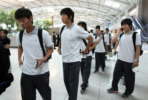 축구대표팀 선수들이 아랍에미리트(UAE)와 2010 남아프리카공화국 월드컵 최종예선 원정경기를 앞두고 30일 오후 인천국제공항을 통해 출국하고 있다. 