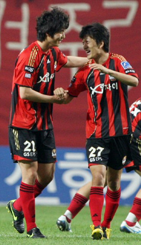  FC서울 기성용이 30일 상암동 서울월드컵경기장에서 열린 광주상무와의 경기 후반 1-1 동점골을 성공시킨 후 이청용과 환호하고 있다. 잠시 후 이청용은 역전골을 성공시켰다.
 
