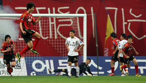 FC서울 기성용이 30일 상암동 서울월드컵경기장에서 열린 광주상무와의 경기 후반 1-1 동점골을 성공시킨 후 환호하고 있다. 멋진 프리킥이었다. 
 