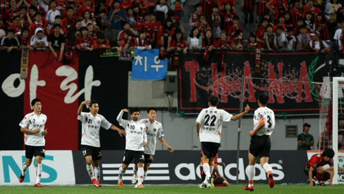 광주 상무 최성국이 30일 상암동 서울월드컵경기장에서 열린 FC서울과의 원정경기 중 전반 선제골을 성공시켰다.
 