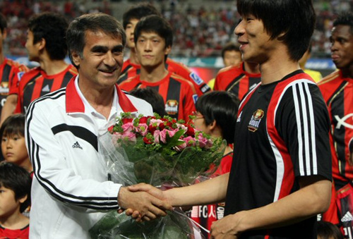 FC서울 귀네슈 감독이 57번째 생일을 경기장에서 맞았다. 30일 상암동 서울월드컵경기장에서 광주상무와의 경기 전 김치곤이 귀네슈 감독에게 꽃다발을 선물하고 있다. 