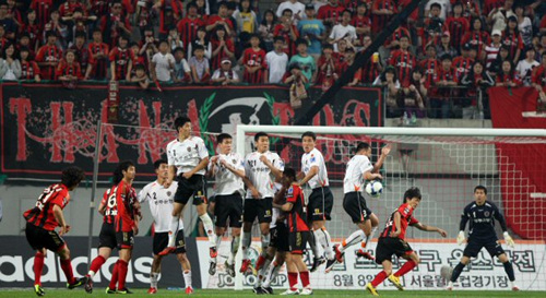FC서울 기성용이 30일 상암동 서울월드컵경기장에서 열린 광주상무와의 경기 후반 1-1 동점골을 성공시킨 후 환호하고 있다. 멋진 프리킥이었다.
 