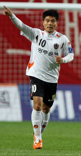 광주 상무 최성국이 30일 상암동 서울월드컵경기장에서 열린 FC서울과의 원정경기 전반에 득점을 성공시켰다.
 