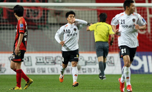 광주 상무 최성국이 30일 상암동 서울월드컵경기장에서 열린 FC서울과의 원정경기 중 전반 선제골을 성공시켰다.
 