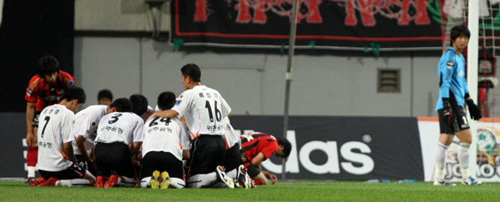 광주 상무 최성국이 30일 상암동 서울월드컵경기장에서 열린 FC서울과의 원정경기 전반에 득점을 성공시켰다. 최성국은 골 성공 후 선수들을 모아 기도를 했다.
 