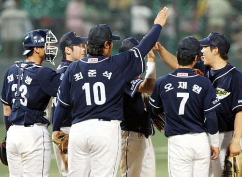 4일 광주 무등경기장에서 벌어진 2009 프로야구 KIA 타이거즈와 두산 베어스의 경기에서 5-4로 승리한 두산 선수들이 기뻐하고 있다. 