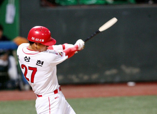 4일 광주 무등경기장에서 벌어진 2009 프로야구 KIA 타이거즈와 두산 베어스의 경기에서 4회말 1사 KIA 5번 김상현이 역점 1점 홈런을 치는 순간 방망이가 부러졌다. 