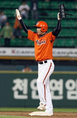 4일 저녁 서울 잠실경기장에서 열린 2009 프로야구 LG와 한화의 경기 8회초 2사 주자1,2루 상황에서 타석에 들어선 한화의 송광민이 2점 적시타를 친 후 기뻐하고 있다. 