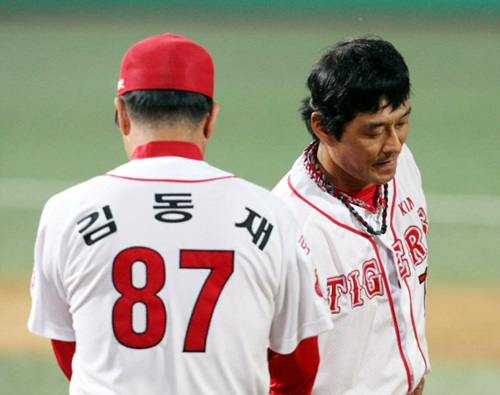 4일 광주 무등경기장에서 벌어진 2009 프로야구 KIA 타이거즈와 두산 베어스의 경기에서 7회말 2사 KIA 1루 주자 이종범이 도루를 하지 못하고 이닝이 끝나자 아쉬워하고 있다. 
 