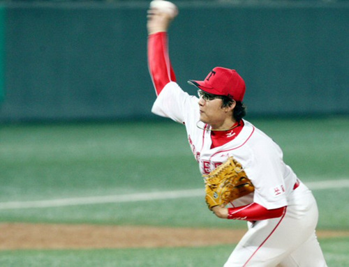 4일 광주 무등경기장에서 벌어진 2009 프로야구 KIA 타이거즈와 두산 베어스의 경기에서 9회초 KIA 투수 한기주가 역투하고 있다.
 