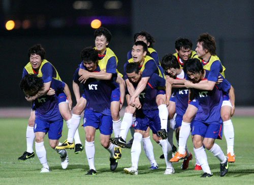 2010남아공월드컵 아시아지역 최종예선 6차전을 앞둔 축구대표팀 선수들이 4일 오후(현지시간) 두바이 알 와슬 보조경기장에서 열린 훈련에서 미니게임을 한 뒤 박지성을 비롯한 승자들이 패자들의 등에 업혀 미소를 짓고 있다. 