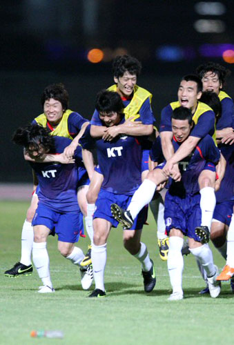 2010남아공월드컵 아시아지역 최종예선 6차전을 앞둔 축구대표팀 선수들이 4일 오후(현지시간) 두바이 알 와슬 보조경기장에서 열린 훈련에서 미니게임을 한 뒤 박지성을 비롯한 승자들이 패자들의 등에 업혀 미소를 짓고 있다. 