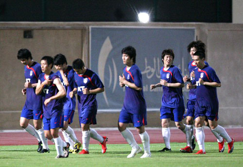 2010남아공월드컵 아시아지역 최종예선 6차전을 앞둔 축구대표팀 선수들이 4일 오후(현지시간) 두바이 알 와슬 보조경기장에서 열린 훈련에서 미니게임 등으로 훈련 일정을 소화한 뒤 그라운드를 돌며 가볍게 몸을 풀고 있다. 
