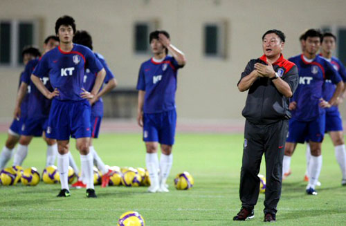 2010남아공월드컵 아시아지역 최종예선 6차전을 앞둔 축구대표팀 허정무 감독이 4일 오후(현지시간) 두바이 알 와슬 보조경기장에서 열린 훈련에서 선수들과 대화를 나누고 있다.
 