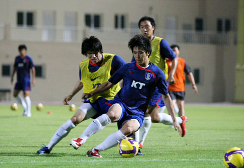 2010남아공월드컵 아시아지역 최종예선 6차전을 앞둔 축구대표팀 선수들이 4일 오후(현지시간) 두바이 알 와슬 보조경기장에서 열린 훈련에서 미니게임을 하며 땀을 흘리고 있다. 