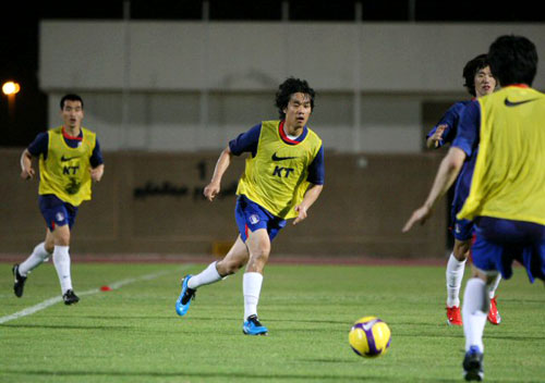2010남아공월드컵 아시아지역 최종예선 6차전을 앞둔 축구대표팀 박주영이 4일 오후(현지시간) 두바이 알 와슬 보조경기장에서 열린 훈련에서 미니게임을 하며 땀을 흘리고 있다. 