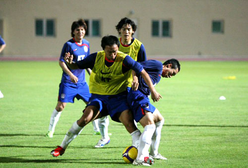 2010남아공월드컵 아시아지역 아랍에미리트(UAE)와 최종예선 6차전을 앞둔 축구대표팀 선수들이 4일 오후(현지시간) 두바이 알 와슬 보조경기장에서 열린 훈련에서 미니게임을 하며 땀을 흘리고 있다. 