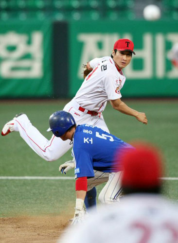 5일 광주무등경기장에서 벌어진 '2009 프로야구' 삼성 라이온즈의 홈경기에서 4회초 무사 1,2루때 삼성 8번타자 진갑용의 병살타로 1루주자 조동찬이 2루에서 아웃되고 있다. 