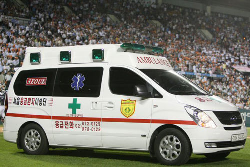  5일 오후 서울 잠실야구장에서 열린 프로야구 롯데 자이언츠 대 두산 베어스의 경기 7회말 홈으로 파고들다 롯데 포수 강민호와 부딪히며 부상을 당한 이성열이 구급차에 실려나가고 있다. 