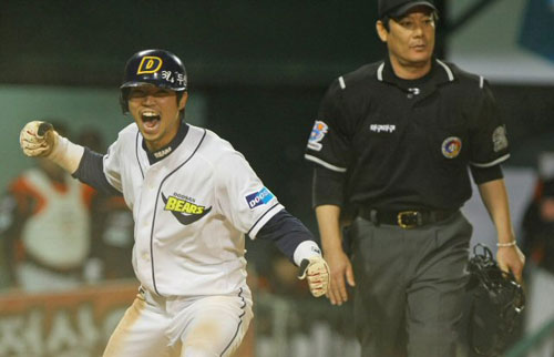 5일 오후 서울 잠실야구장에서 열린 프로야구 롯데 자이언츠 대 두산 베어스의 경기 11회말 무사 주자 만루의 상황에서 두산 김동주의 끝내기 안타 때 홈으로 들어온 3루주자 오재원이 환호하고 있다. 