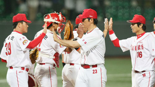  KIA 타이거즈 선수들이 5일 광주무등경기장에서 벌어진 '2009 프로야구' 삼성 라이온즈의 홈경기에서 3-1로 삼성을 꺾고 하이파이브를 하고 있다. 
