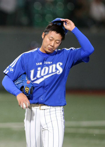  삼성 라이온즈 투수 배영수가 5일 광주무등경기장에서 벌어진 '2009 프로야구' KIA 타이거즈와 경기에서 4회말에 교체돼 6회말에서 실점한 뒤 심각한 표정을 짓고 있다. 