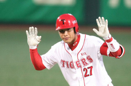  KIA 타이거즈 김상현이 5일 광주무등경기장에서 벌어진 '2009 프로야구' 삼성 라이온즈의 홈경기에서 4회말 1사 1루때 2루타를 치고 손을 흔들고 있다. 