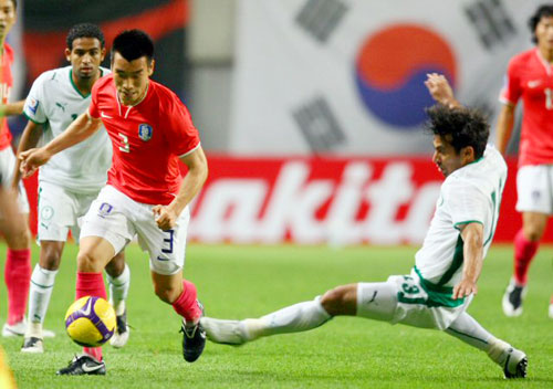  10일 서울 월드컵경기장에서 열린 2010 남아공 월드컵 아시아지역 최종예선 한국과 사우디아라비아와의 경기에서 한국의 조원희가 사우디 수비를 제치고 드리블을 하고 있다. 